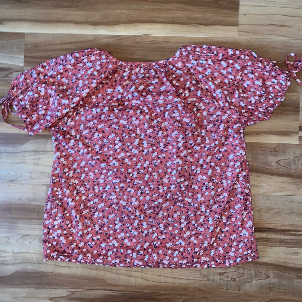 Universal Threads Floral top - Picture 2 of 2